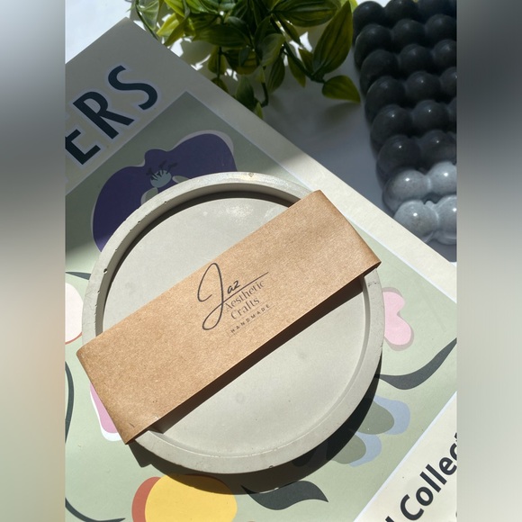 LIGHT GRAY Handmade Minimalist Round Coaster Concrete Tray | Candle Key Holder😍 - Picture 5 of 5